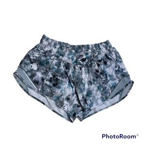 Lululemon Hotty Hot Low-Rise Short 2.5” Kaleidofloral Multi / Blue Cast Sz 4